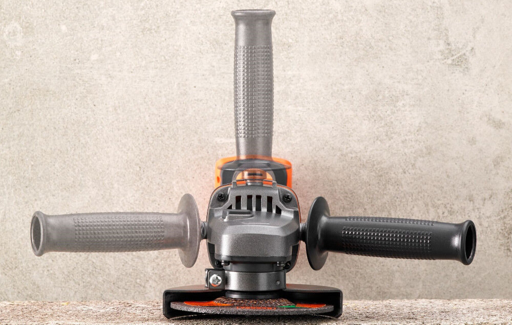 Szlifierka kątowa BLACK&DECKER BCG720N ergonomiczna raczka antyposlizgowa powloka 3-pozycyjna rekojesc boczna