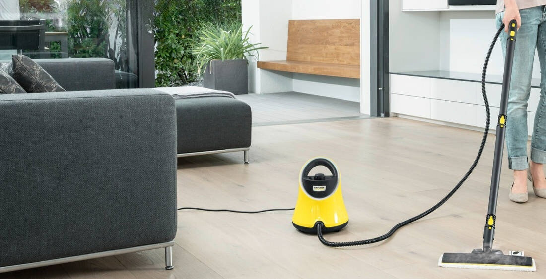 Parownica KARCHER SC 2 Deluxe EasyFix 1.513-243.0 Żółty wygląd design prezentacja lifestyle lifestyle osoba trzyma uchwyt parownicy