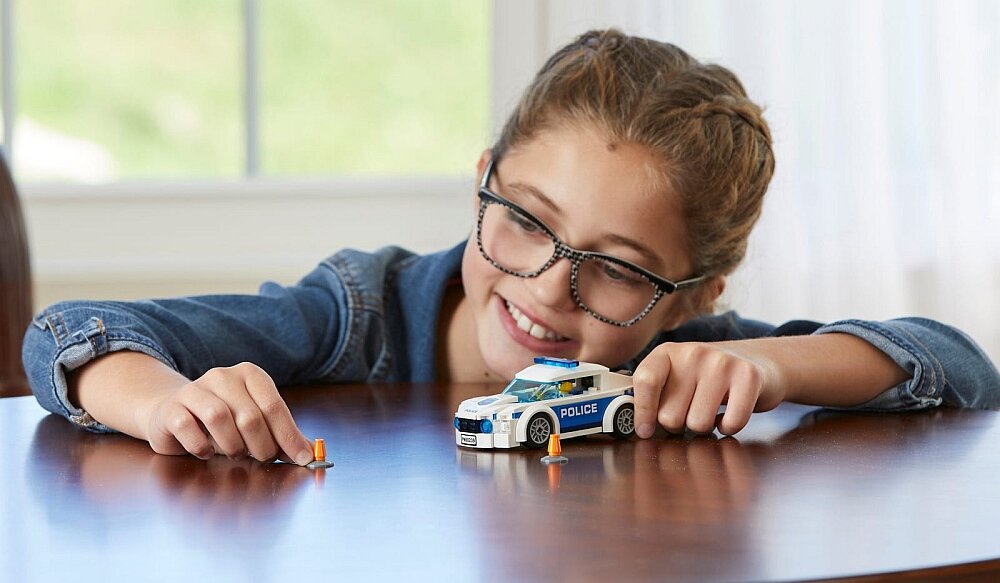 LEGO City Samochód policyjny 60239 zabawa