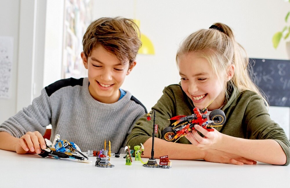 LEGO Ninjago Motocykl Kaia i skuter Zanea 70667 Kreatywna zabawa wielogodzinna zabawa Odzyskaj miecz ognia skradziony przez Wężonów dla dzieci od 4 roku życia
