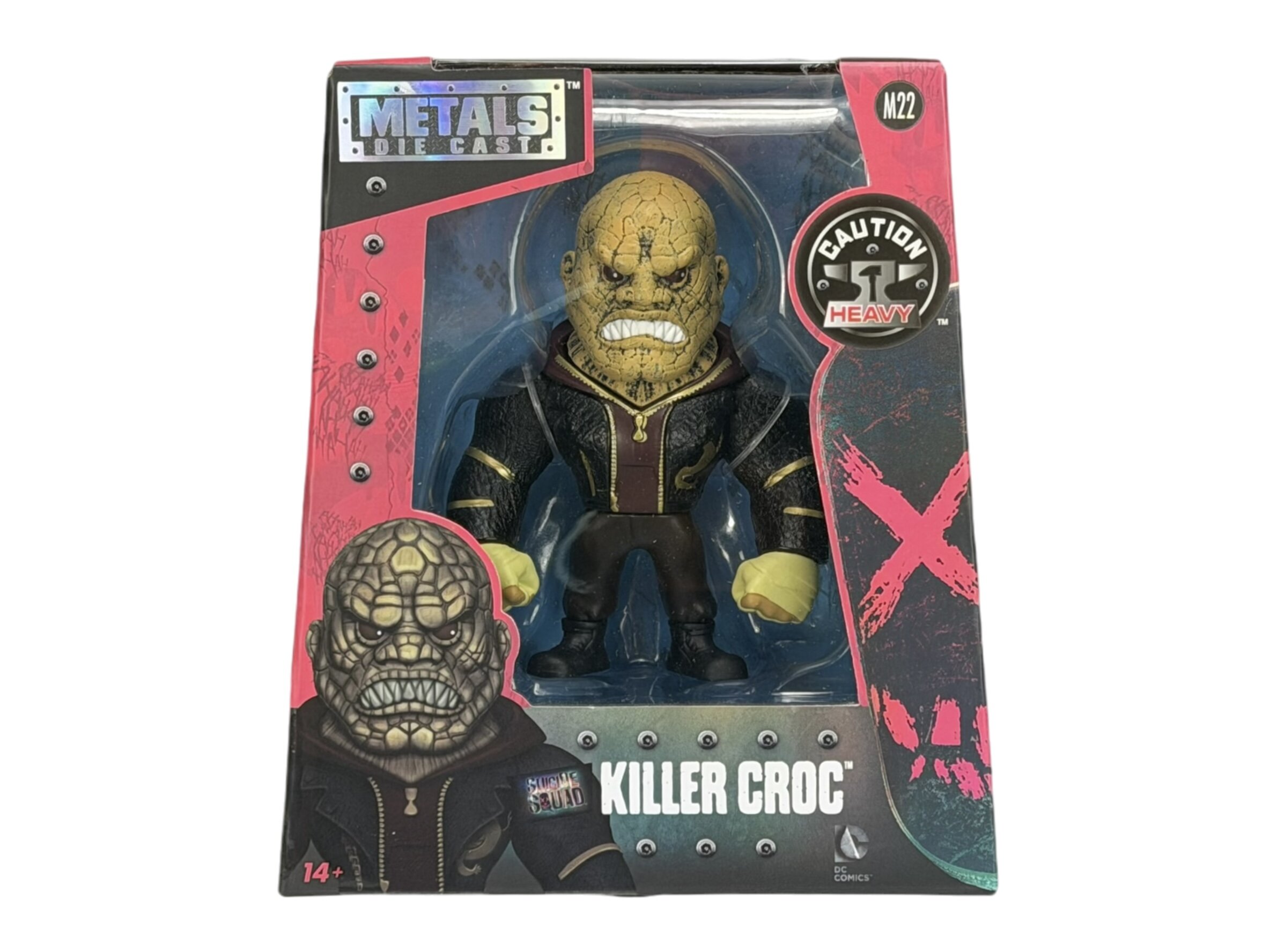 Figurka przedstawia postać Killer Croc w opakowaniu z napisem \'KILLER CROC\' i logo \'METALS DIE CAST\'. Na opakowaniu widnieje również napis \'CAUTION HEAVY\' oraz oznaczenie wiekowe \'14+\'.