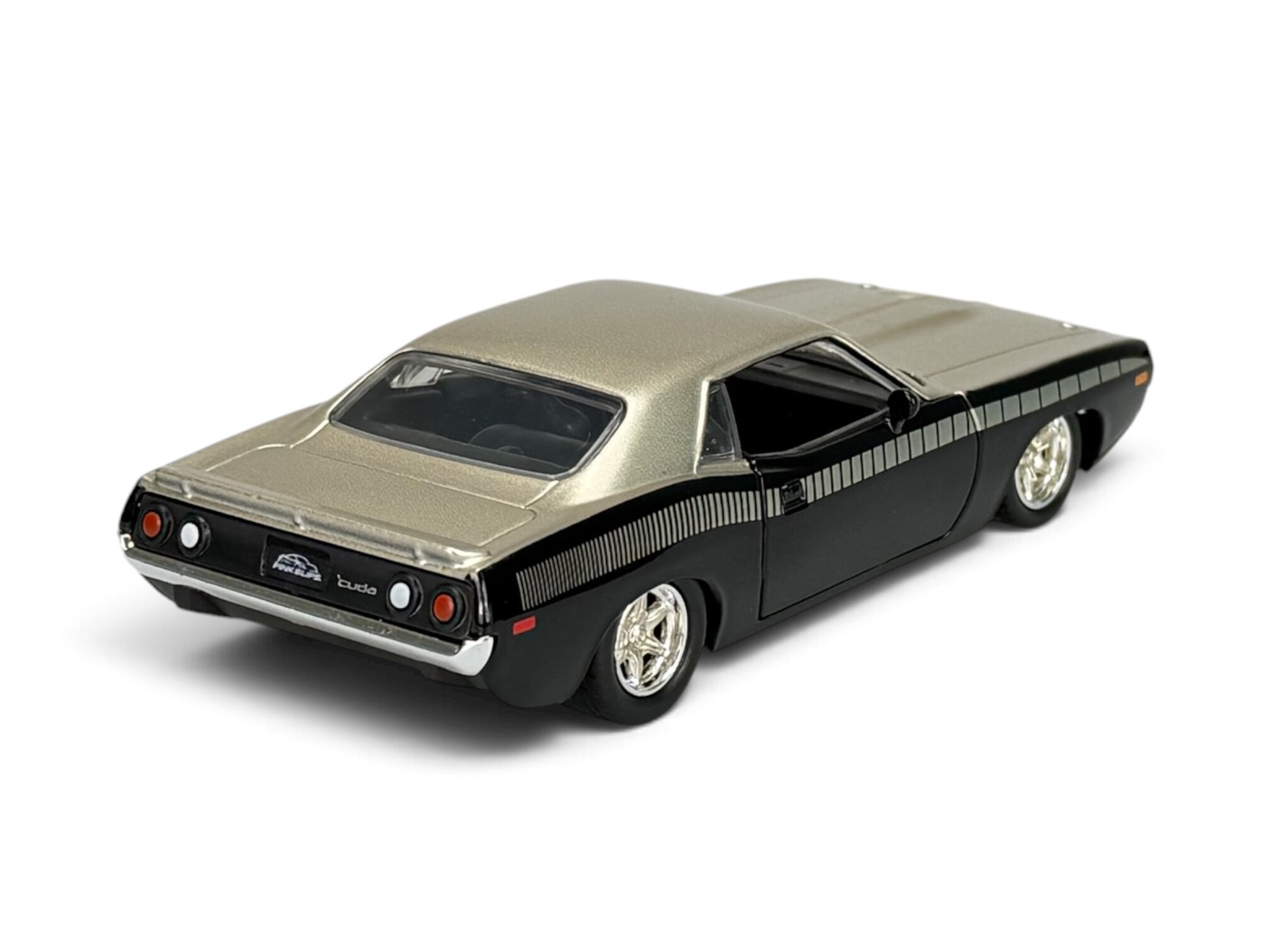 Model samochodu w skali 1:32 przedstawiający czarno-złoty 1973 Plymouth Barracuda. Na tylnej części widoczne są szczegóły takie jak światła i logo \'barracuda\'.