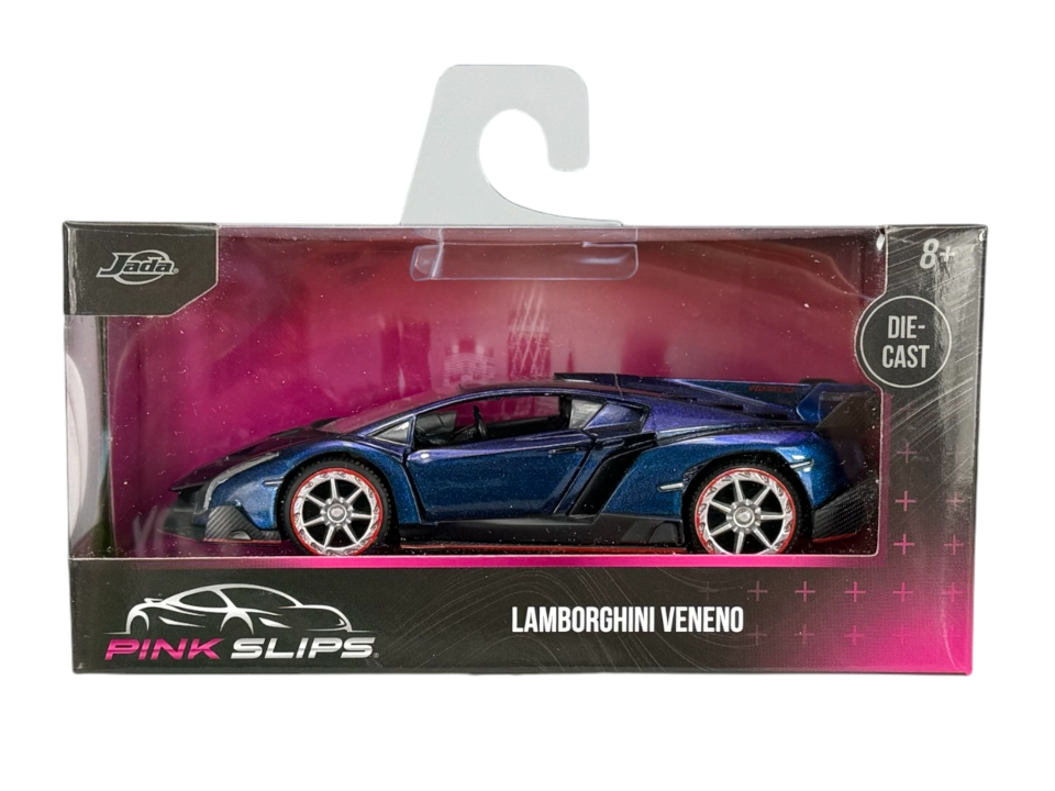 Model samochodu Lamborghini Veneno w kolorze niebieskim, zapakowany w pudełko z przezroczystym frontem. Na opakowaniu widoczne są napisy: \'Jada\', \'PINK SLIPS\', \'LAMBORGHINI VENENO\', \'8+\' oraz \'DIE-CAST\'.