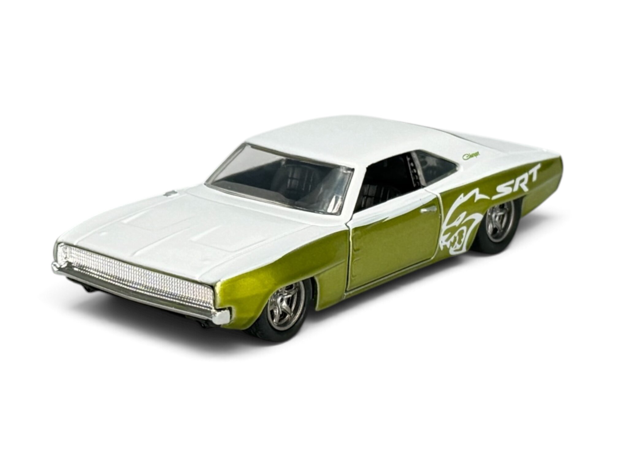 Model samochodu w skali 1:32 przedstawia biało-złoty 1968 Dodge Charger z napisem \'SRT\' i grafiką na boku. Posiada szczegółowe elementy, takie jak chromowane felgi i realistyczne wnętrze.