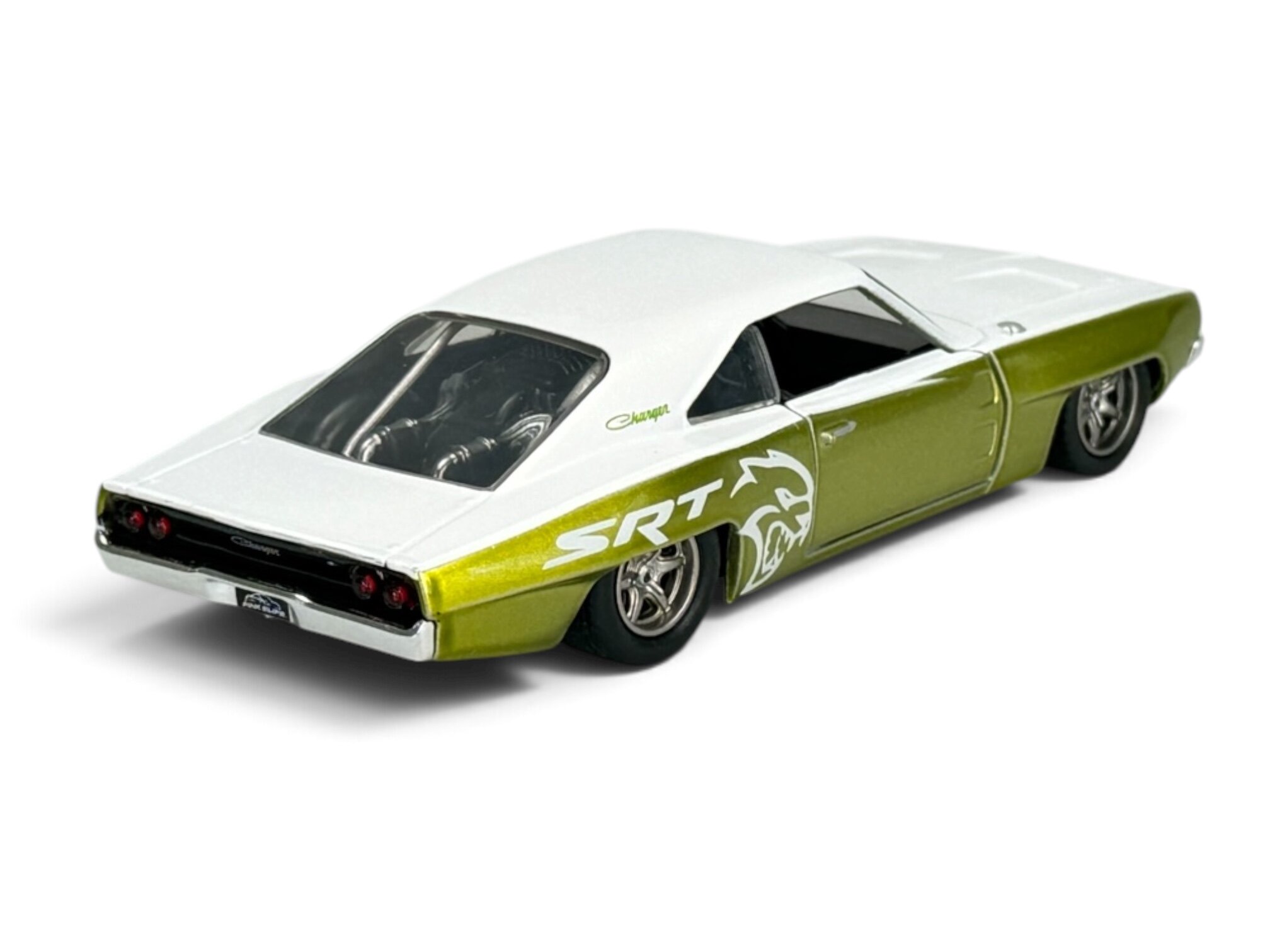 Model samochodu 1968 Dodge Charger w kolorze biało-złotym z widocznymi napisami \'SRT\' i logo na boku. Samochód ma szczegółowo odwzorowane elementy, takie jak felgi i tylne światła.