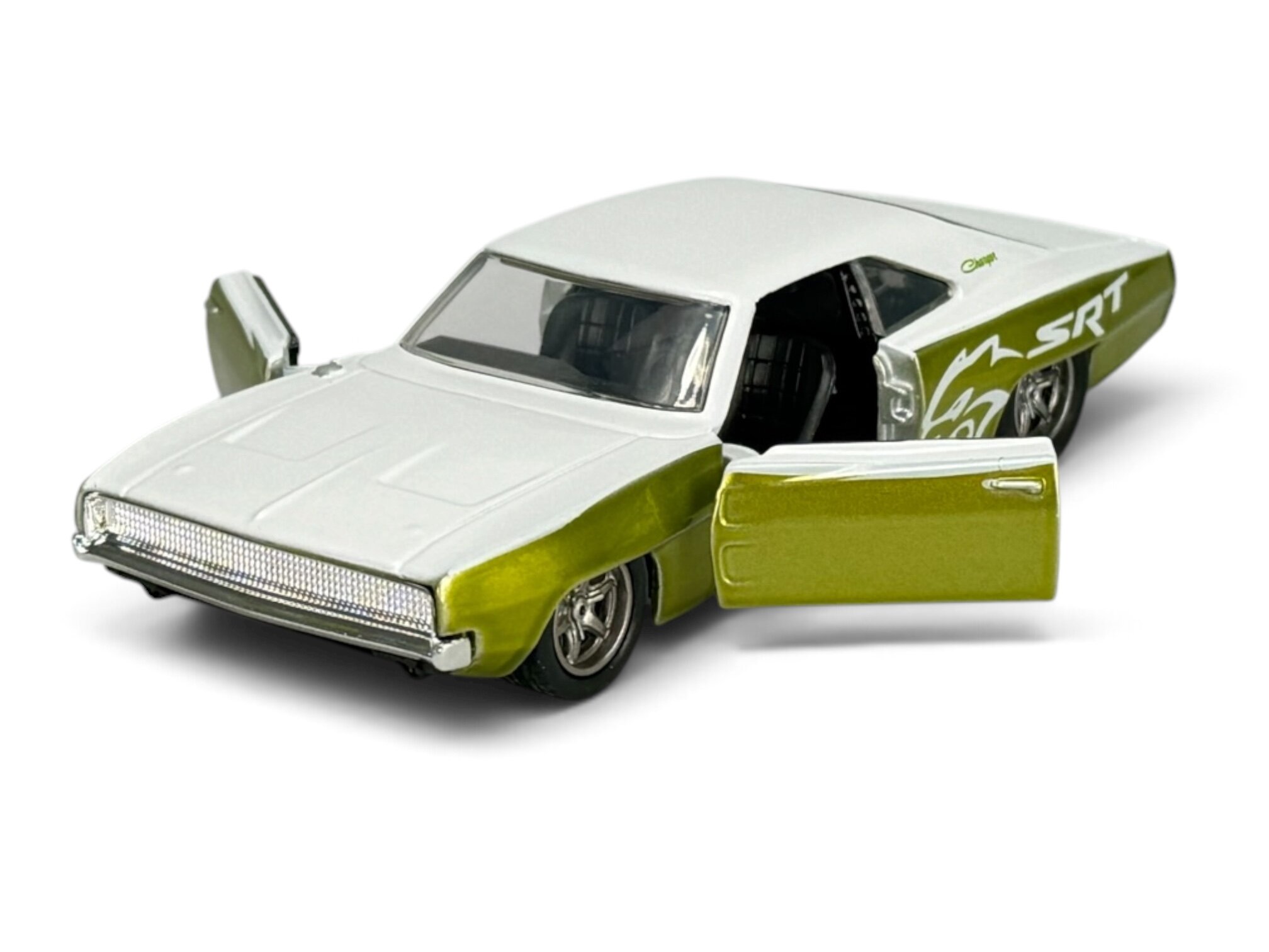 Model samochodu w skali 1:32 przedstawia biało-złoty 1968 Dodge Charger z otwartymi drzwiami. Na boku widoczne są napisy \'SRT\' i \'Charger\'.