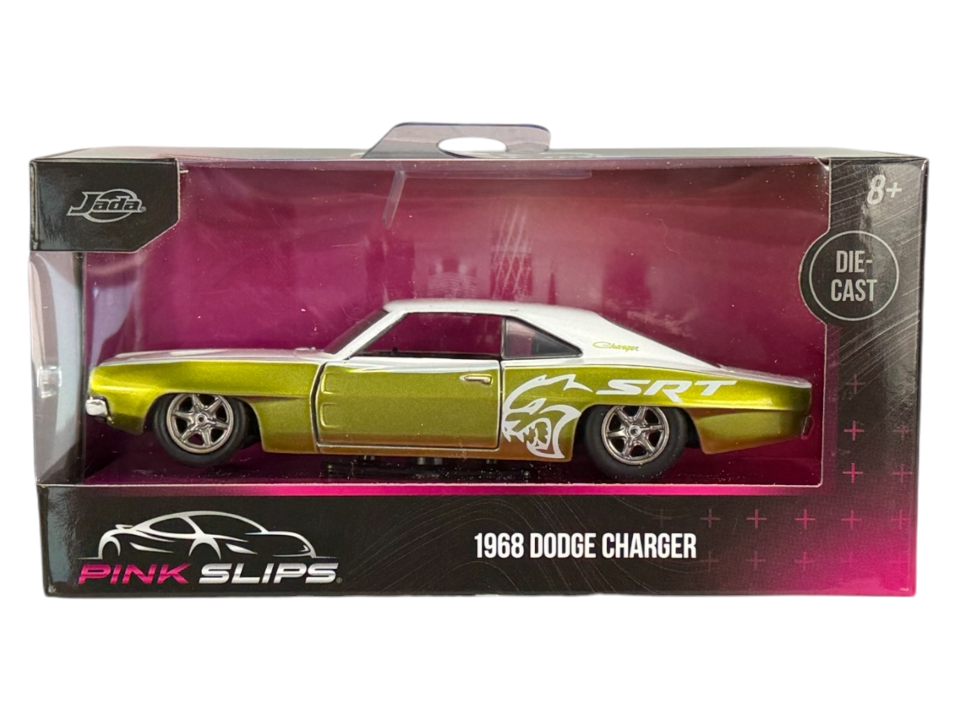 Model samochodu 1968 Dodge Charger w kolorze biało-złotym znajduje się w przezroczystym opakowaniu z napisem \'Pink Slips\' i \'1968 Dodge Charger\'. Widoczne są również logo \'Jada\' oraz oznaczenie \'Die-Cast\'.