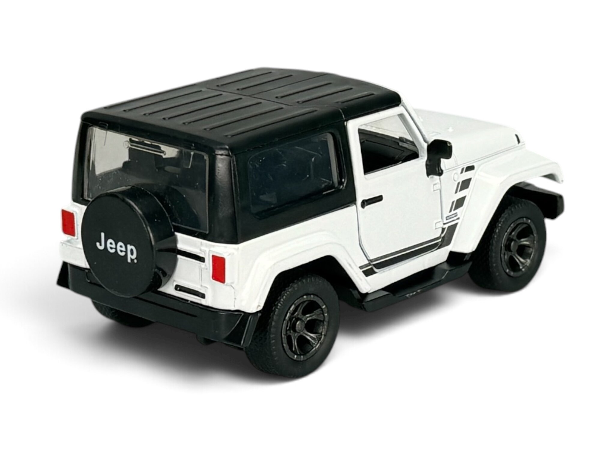 Model samochodu w skali 1:32 przedstawiający biały Jeep Wrangler z czarnym dachem i kołem zapasowym z napisem \'Jeep\'.