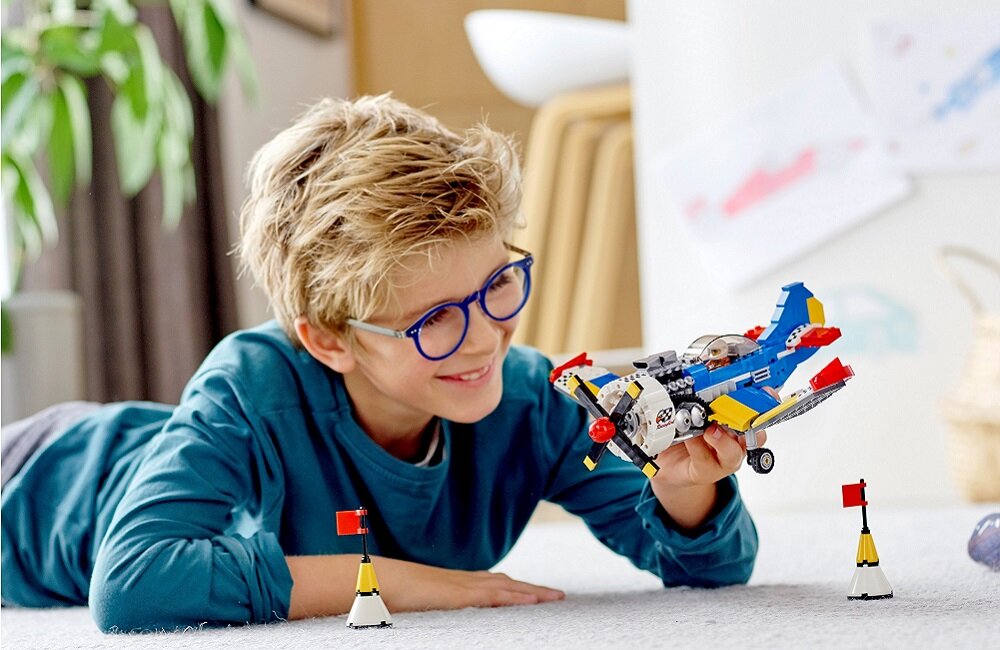LEGO Creator 3w1 Samolot wyścigowy 31094 umożliwia zbudowanie trzech różnych modeli do zabawy dla siedmiolatka