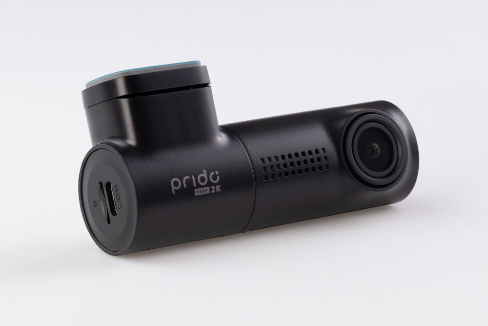Czarny wideorejestrator z widocznym obiektywem i napisem \'prido easy 2K\'. Urządzenie posiada port USB i otwory wentylacyjne.