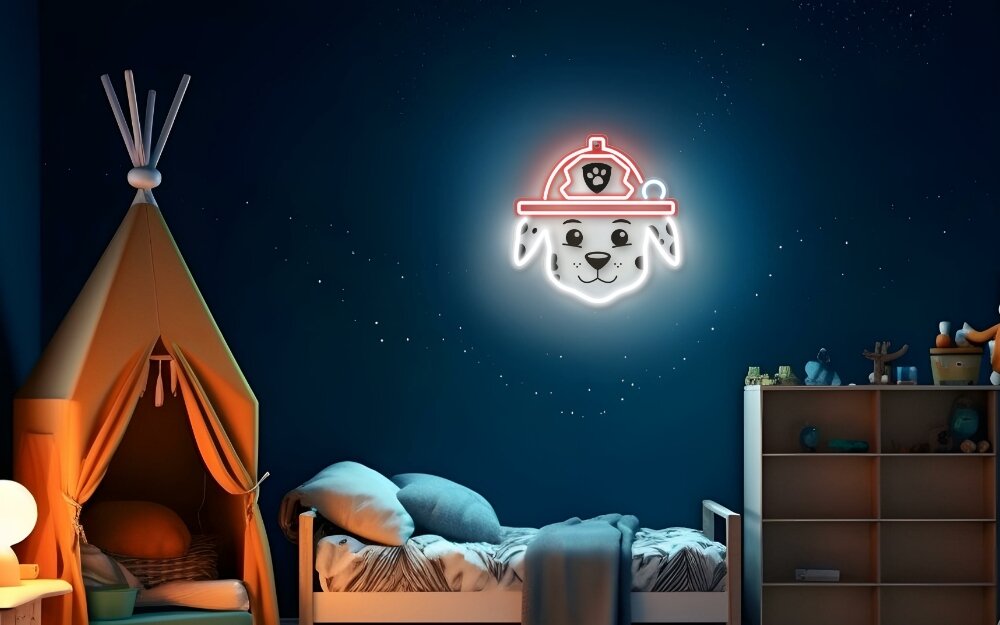Na ciemnoniebieskiej ścianie pokoju dziecięcego wisi neon LED przedstawiający postać psa w hełmie strażackim. Obok znajduje się łóżko z poduszkami i namiot w kształcie tipi.