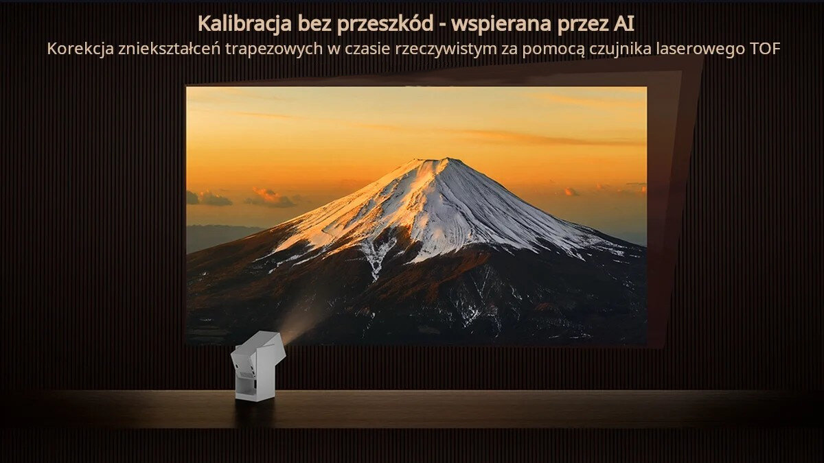 Obraz przedstawia projektor wyświetlający zdjęcie góry oświetlonej zachodzącym słońcem. Na górze widoczny jest tekst: \'Kalibracja bez przeszkód - wspierana przez AI Korekcja zniekształceń trapezowych w czasie rzeczywistym za pomocą czujnika laserowego TOF\'.