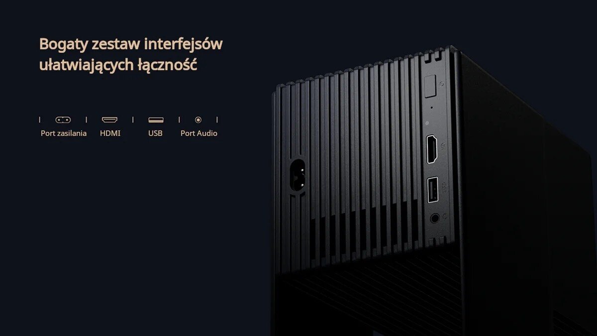 Obraz przedstawia czarny projektor z widocznymi portami: zasilania, HDMI, USB i audio. Po lewej stronie znajduje się tekst: \'Bogaty zestaw interfejsów ułatwiających łączność\'.