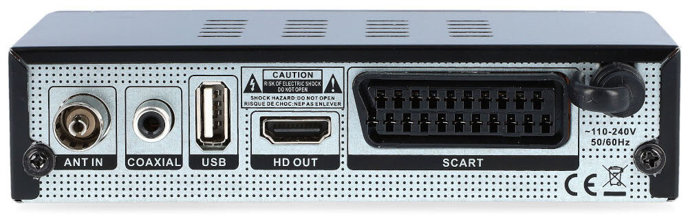 Tył dekodera z widocznymi portami: ANT IN, COAXIAL, USB, HD OUT, SCART oraz oznaczeniami CE i ostrzeżeniem o ryzyku porażenia prądem. Widoczny jest również zakres napięcia 110-240V 50/60Hz.