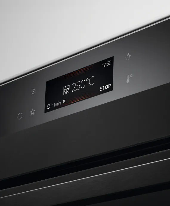 Panel sterowania piekarnika z wyświetlaczem pokazującym temperaturę 250°C, czas 11 minut i przycisk STOP. Widoczne są także ikony funkcji oraz godzina 12:30.