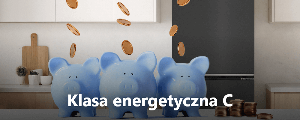 LODÓWKA BEKO B5RCNA416HXBW PHOENIX Na zdjęciu znajdują się trzy niebieskie skarbonki‑świnki ustawione na blacie kuchennym, nad którymi spadają monety. W tle widać lodówkę oraz napis „Klasa energetyczna C”, co podkreśla oszczędność energii i niższe koszty użytkowania klasa C optymalna wydajność oszczędność dłuższa świeżość