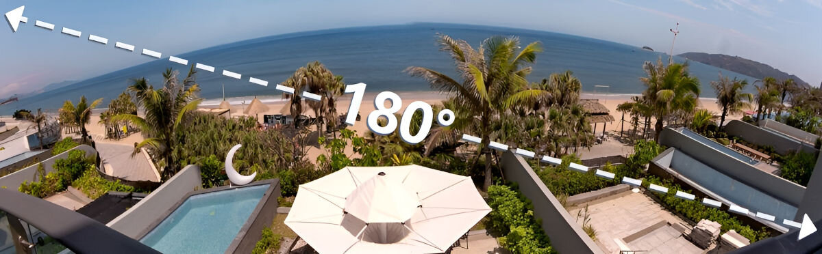 Panoramiczny widok na plażę z palmami i morzem w tle, z zaznaczonym kątem 180° na zdjęciu.