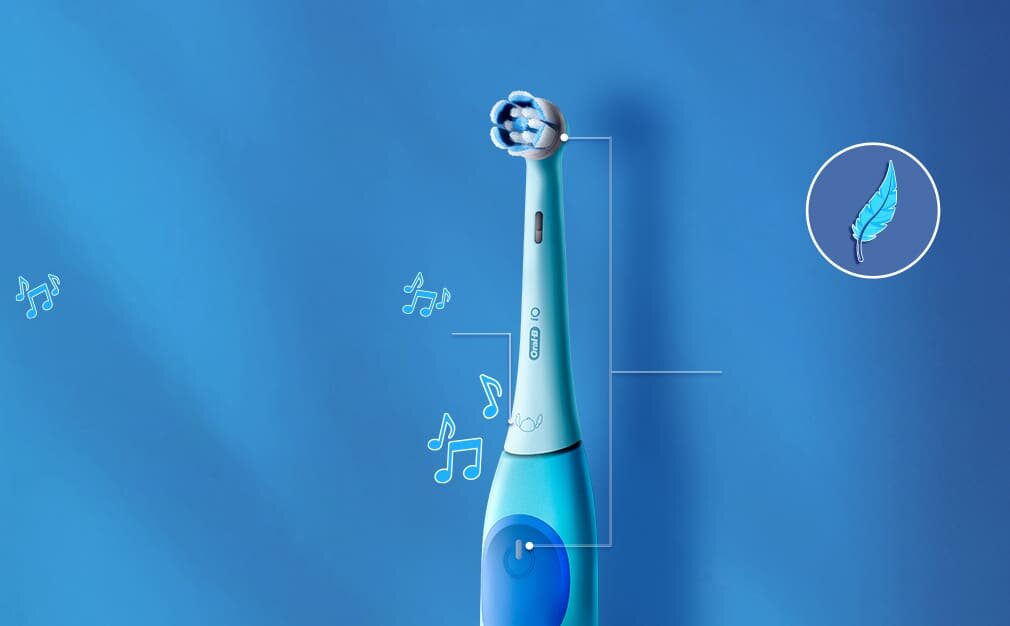 Na niebieskim tle widoczna jest elektryczna szczoteczka do zębów z logo \'Oral-B\'. Wokół szczoteczki znajdują się ikony nutek i pióra.