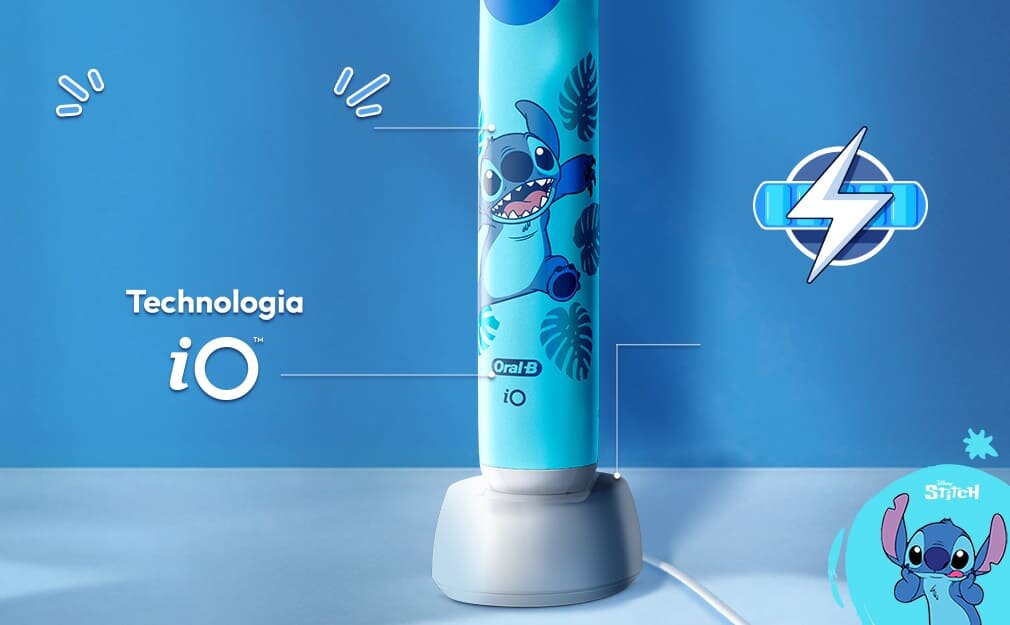 Na obrazie widoczna jest niebieska szczoteczka do zębów z motywem postaci z kreskówki oraz napisami \'Technologia iO\' i \'Oral-B iO\'. W tle znajduje się symbol błyskawicy oraz postać z napisem \'Stitch\'.