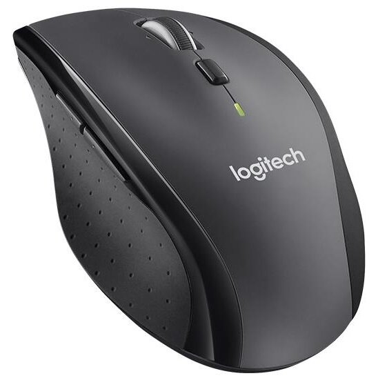 Na obrazie widoczna jest czarna mysz komputerowa z logo \'logitech\'. Mysz ma ergonomiczny kształt i rolkę przewijania na górze.