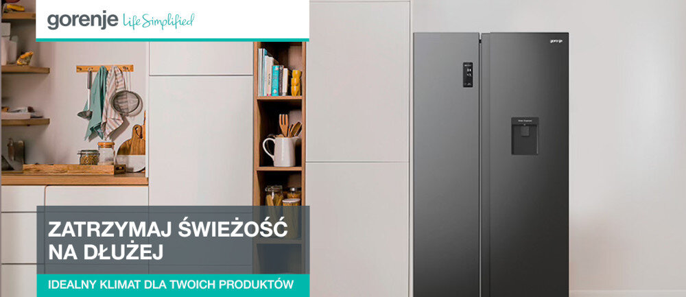 Czarna lodówka Gorenje Side by Side z podajnikiem wody stoi w nowoczesnej kuchni. Na obrazie widoczny jest tekst: \'ZATRZYMAJ ŚWIEŻOŚĆ NA DŁUŻEJ IDEALNY KLIMAT DLA TWOICH PRODUKTÓW\'.
