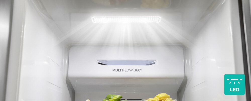 Wnętrze lodówki z oświetleniem LED, widoczny napis \'MULTIFLOW 360°\'.