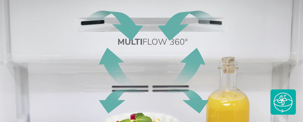 Obraz przedstawia wnętrze lodówki z systemem MULTIFLOW 360°, oznaczonym strzałkami wskazującymi cyrkulację powietrza. Obok znajduje się butelka z sokiem pomarańczowym i miska z owocami.