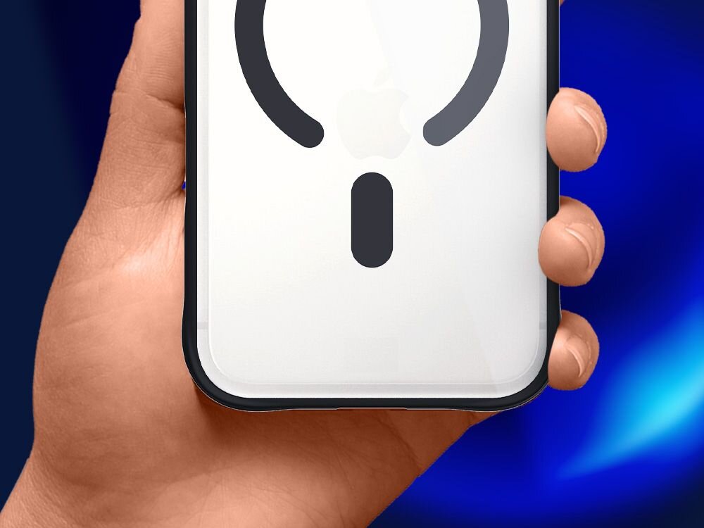 Osoba trzyma przezroczysto-czarne etui na telefon z widocznym logo w kształcie jabłka i czarnym wzorem na tylnej części. Tło jest niebieskie z jasnymi akcentami.