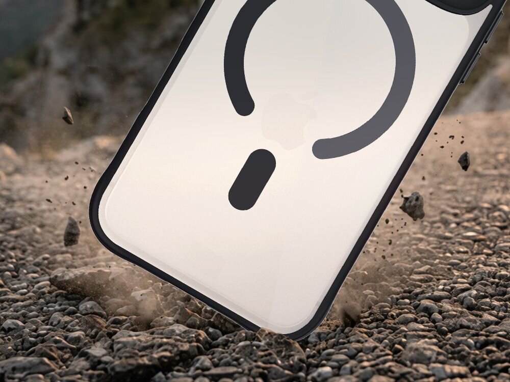 Etui na telefon z przezroczysto-czarnym wykończeniem, upadające na żwirową powierzchnię. Na etui widoczny jest ciemny symbol w kształcie okręgu z pionową kreską poniżej.