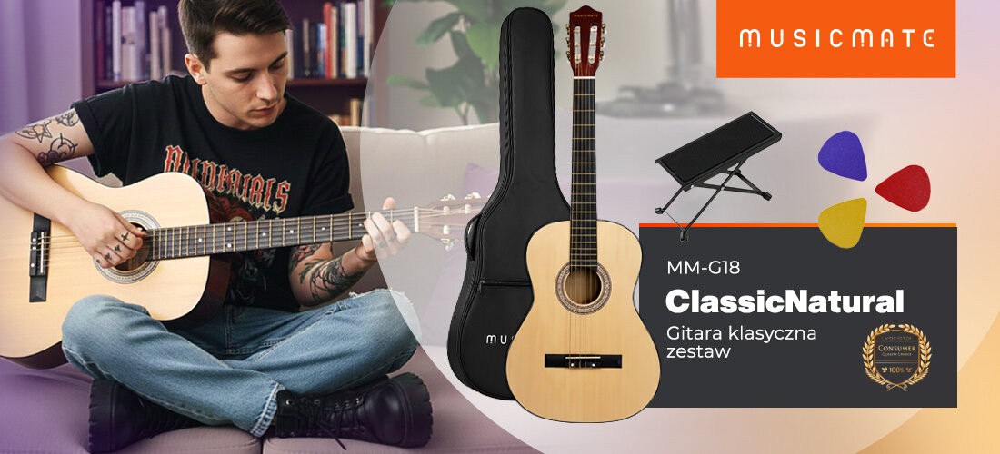 Osoba gra na gitarze klasycznej, obok której znajduje się zestaw z pokrowcem, podnóżkiem i trzema kostkami. W prawym górnym rogu widnieje logo MUSICMATE, a poniżej napis \'MM-G18 ClassicNatural Gitara klasyczna zestaw\'.