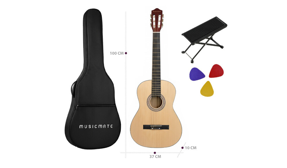 Na obrazie znajduje się klasyczna gitara z jasnym korpusem, czarny pokrowiec z napisem \'MUSICMATE\', podnóżek oraz trzy kolorowe kostki gitarowe. Obok gitary widoczne są wymiary: 100 cm wysokości i 37 cm szerokości.