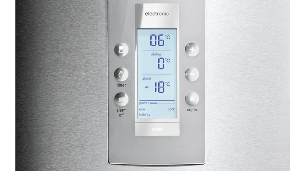 Panel sterowania lodówki z wyświetlaczem elektronicznym pokazującym temperatury: 06°C, 0°C, -18°C. Widoczne przyciski: timer, alarm off, mode, oraz oznaczenia: power, eco, holiday, lock, super.