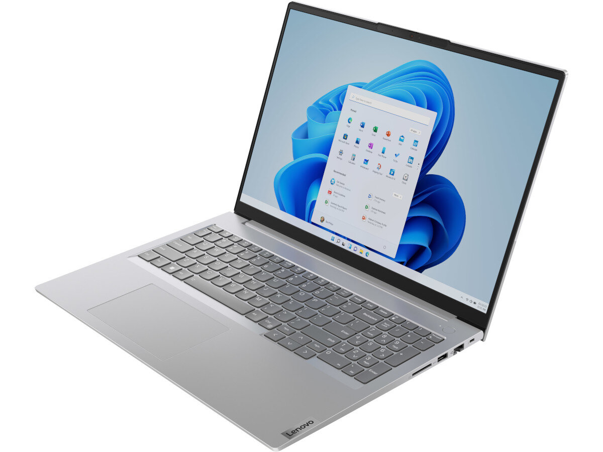 Laptop z otwartym ekranem, na którym widoczny jest pulpit systemu Windows 11. Na obudowie znajduje się logo \'Lenovo\'.