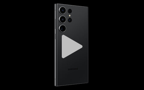 Smartfon z czterema aparatami z tyłu i logo Samsung. Obudowa jest ciemna, a na ekranie widoczny jest symbol odtwarzania wideo.