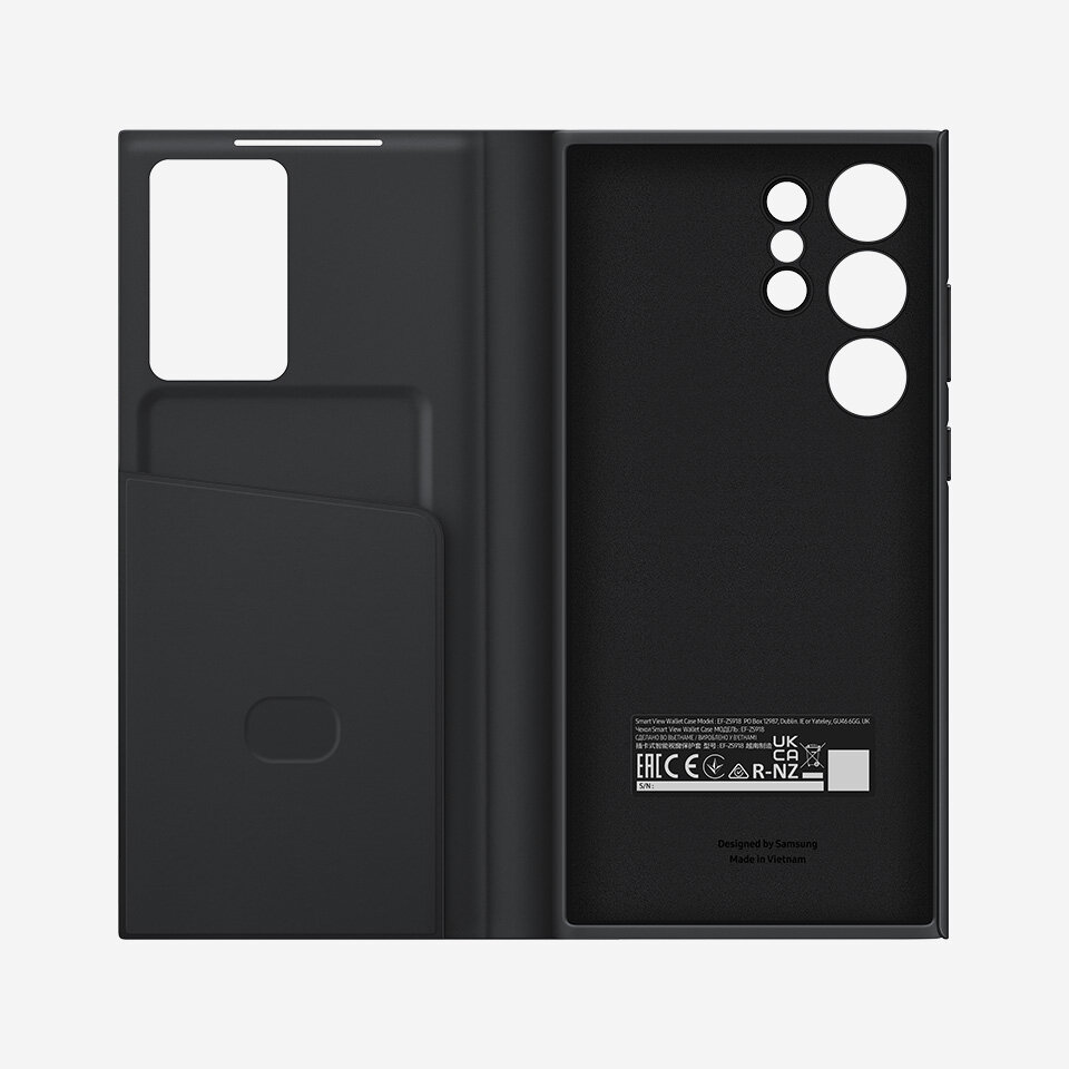 Czarny futerał na smartfon z wycięciami na aparat i ekran. Na wewnętrznej stronie widoczny jest tekst: \'Designed by Samsung Made in Vietnam\' oraz symbole certyfikacyjne.