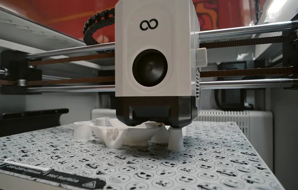 Wnętrze drukarki 3D podczas druku.