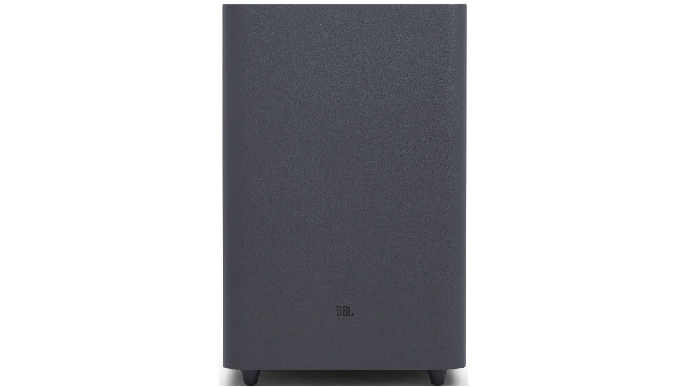 Czarny subwoofer z widocznym logo JBL na przedniej części obudowy. Urządzenie ma prostokątny kształt i stoi na małych nóżkach.