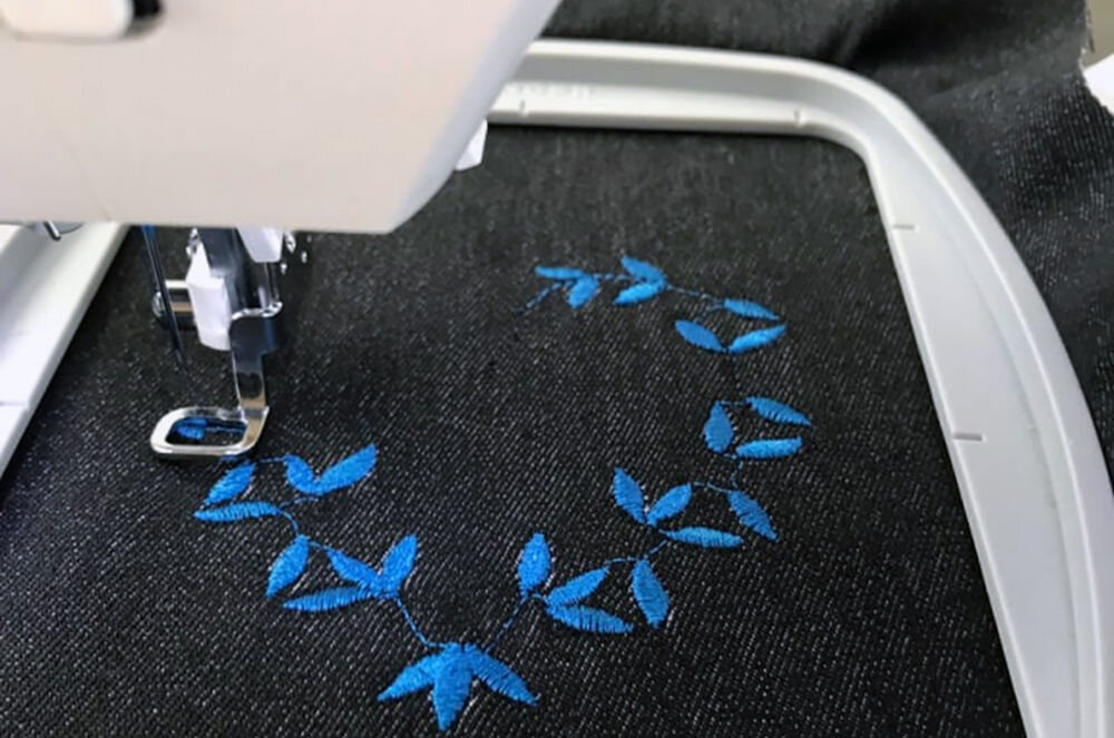 Maszyna do szycia SINGER Legacy SE300 programowanie sekwencji wzorów ściegów liter wielokrotne powtarzanie do tworzenia skomplikowanych wzorów możliwość zapisywania sekwencji w pamięci maszyny łatwy dostęp do ulubionych wzorów 