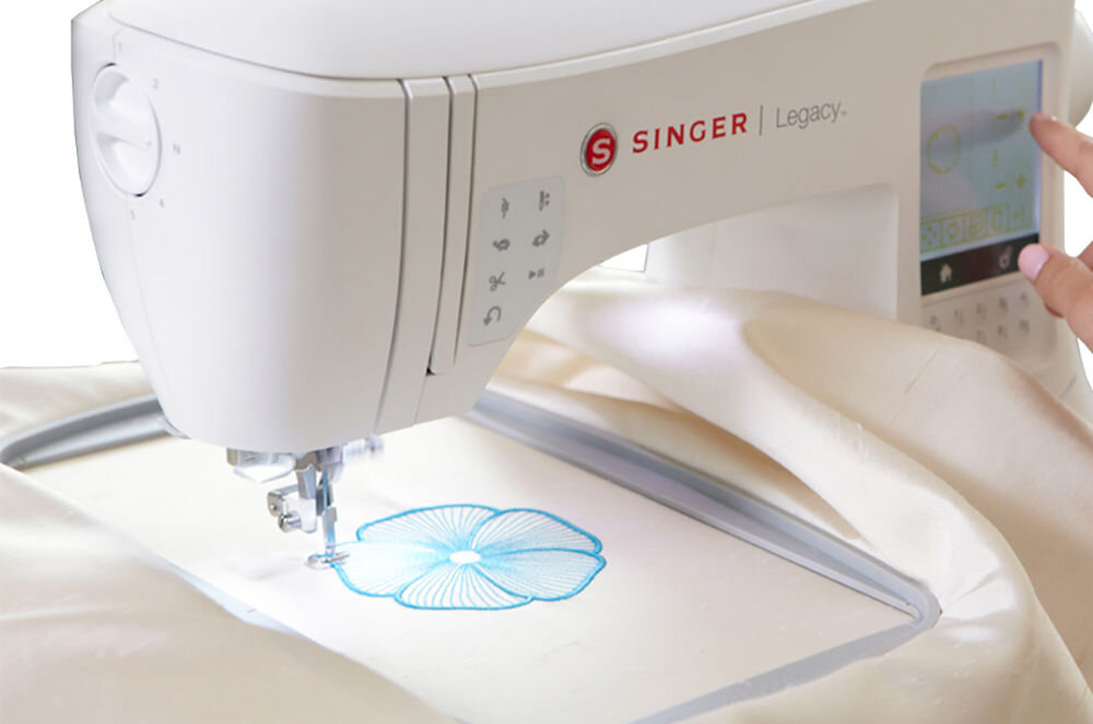 Maszyna do szycia SINGER Legacy SE300 oświetlenie pola pracy lampki LED 3 staybright łatwe nawijanie szpuleczki automatyczny nawijacz igły funkcjonalna zwiększony komfort użytkowania przyspieszenie usprawnienie pracy 