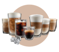 Na obrazie znajduje się sześć szklanek z różnymi napojami kawowymi, w tym kawa mrożona i latte, oraz kilka kostek lodu.