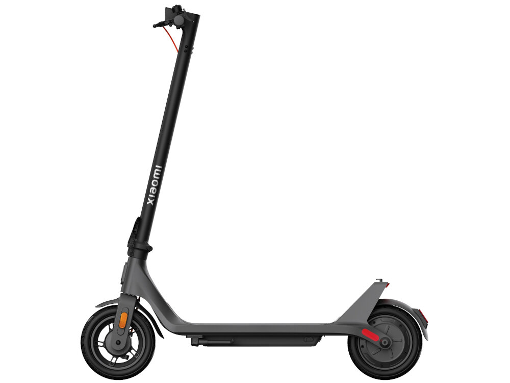 Czarna hulajnoga elektryczna z widocznym logo \'xiaomi\' na pionowej rurze kierownicy. Posiada pomarańczowe elementy na przednim kole i czerwone akcenty na tylnym błotniku.