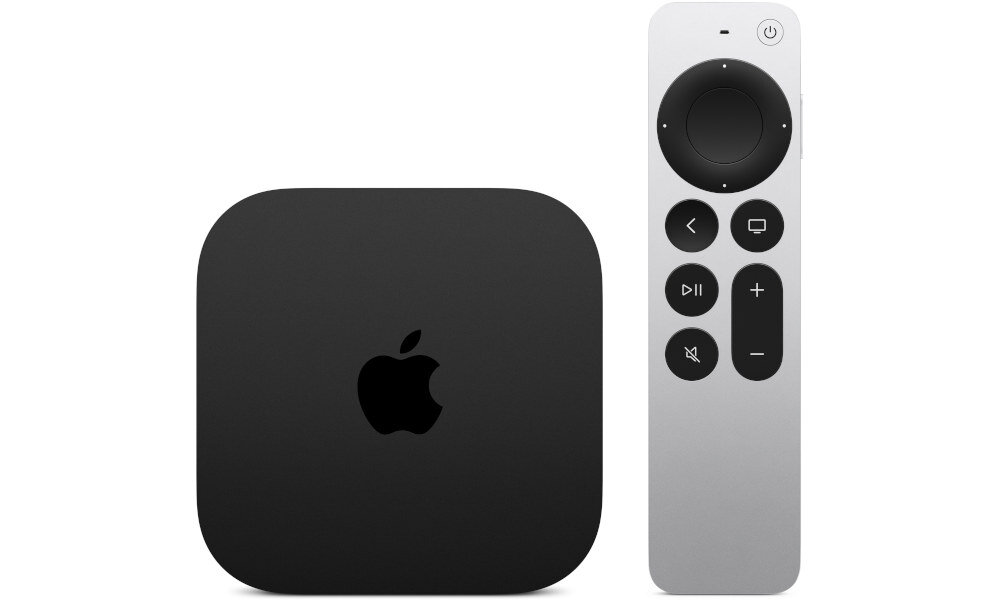 Na obrazie widoczny jest czarny, kwadratowy odtwarzacz multimedialny z logo jabłka oraz srebrny pilot z kilkoma przyciskami. Produkt jest marki APPLE.