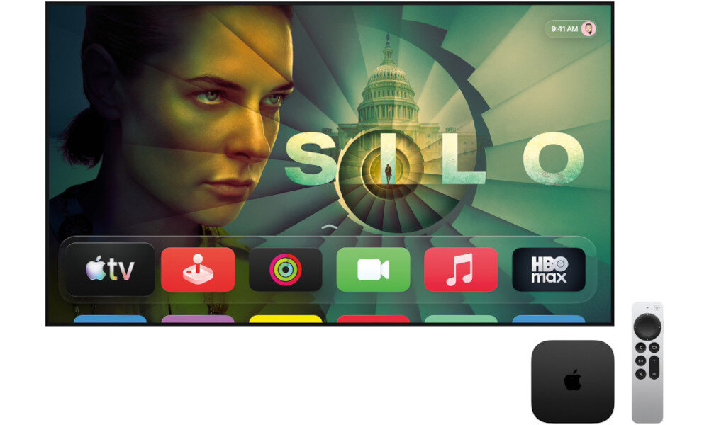 Obraz przedstawia ekran telewizora z interfejsem aplikacji, na którym widoczne są ikony aplikacji takich jak Apple TV, HBO Max oraz inne. Obok znajduje się pilot i urządzenie z logo Apple.