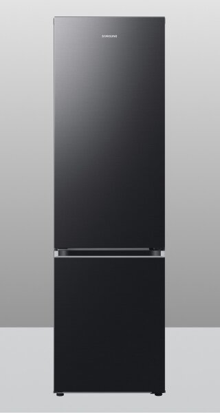 Czarna lodówka z dolnym zamrażalnikiem, na górze widoczne logo \'SAMSUNG\'.