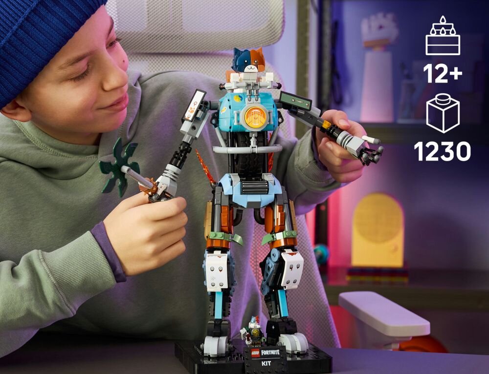 Osoba bawi się dużym modelem robota z klocków LEGO, obok widoczne są oznaczenia \'12+\' i \'1230\'.