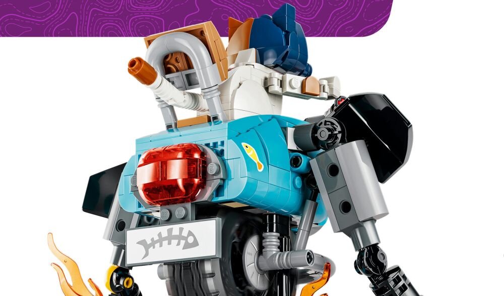 Zestaw LEGO przedstawiający motocykl z dużym kołem, ozdobiony naklejką z rybą i płomieniami. W tle widoczny jest fioletowy wzór.