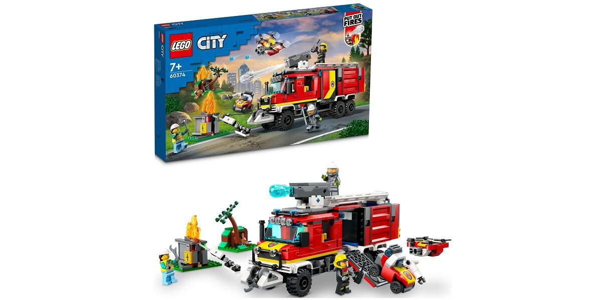 Zestaw LEGO 60374 City Terenowy pojazd straży pożarnej przedstawia czerwony pojazd strażacki z akcesoriami oraz figurkami. W tle widoczne jest opakowanie z grafiką przedstawiającą scenę akcji ratunkowej.