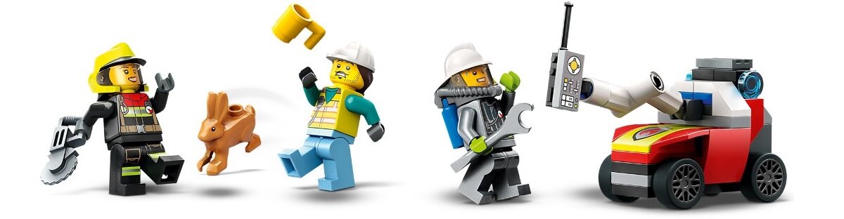 Na obrazie znajdują się cztery figurki LEGO, w tym strażak z piłą, osoba z kubkiem i królik, oraz pojazd z armatką wodną. Figurka strażaka trzyma piłę, a pojazd jest czerwono-żółty z czarnymi kołami.