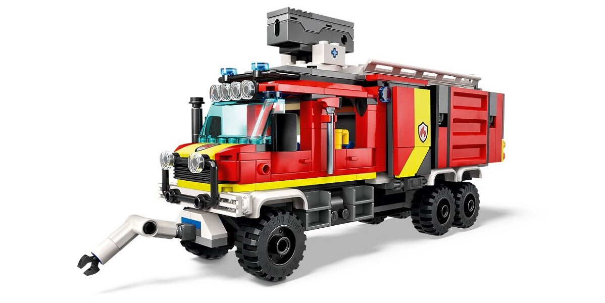 Czerwony terenowy pojazd straży pożarnej z klocków LEGO, z sześcioma kołami i wysięgnikiem z przodu. Na dachu znajduje się szary element z niebieskim symbolem.