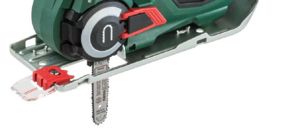 Wyrzynarka BOSCH EasyCut 50 solidna otwarta wyprofilowana stopa kontrola podczas obracania piły w materiale osłona przeciwodpryskowa